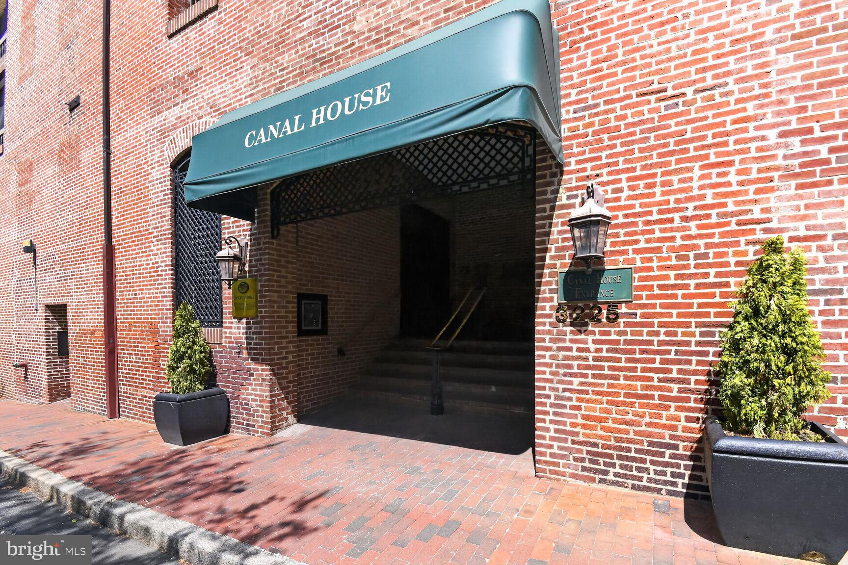 3225 Grace Street Northwest, Unit 101 Washington, DC 20007 - Photo 3 of 26 BEAUTIFUL FRONT ENTRANCE