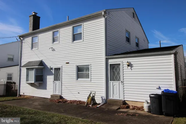 a view of a house with backyard