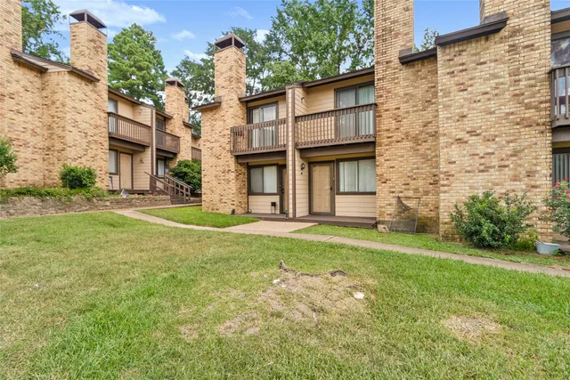 a view of a house with backyard and garden