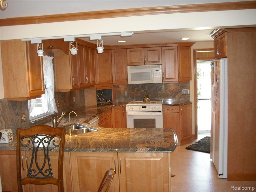 1496 Merry Road Waterford, MI 48328 - Photo 4 of 19 DSCF0033