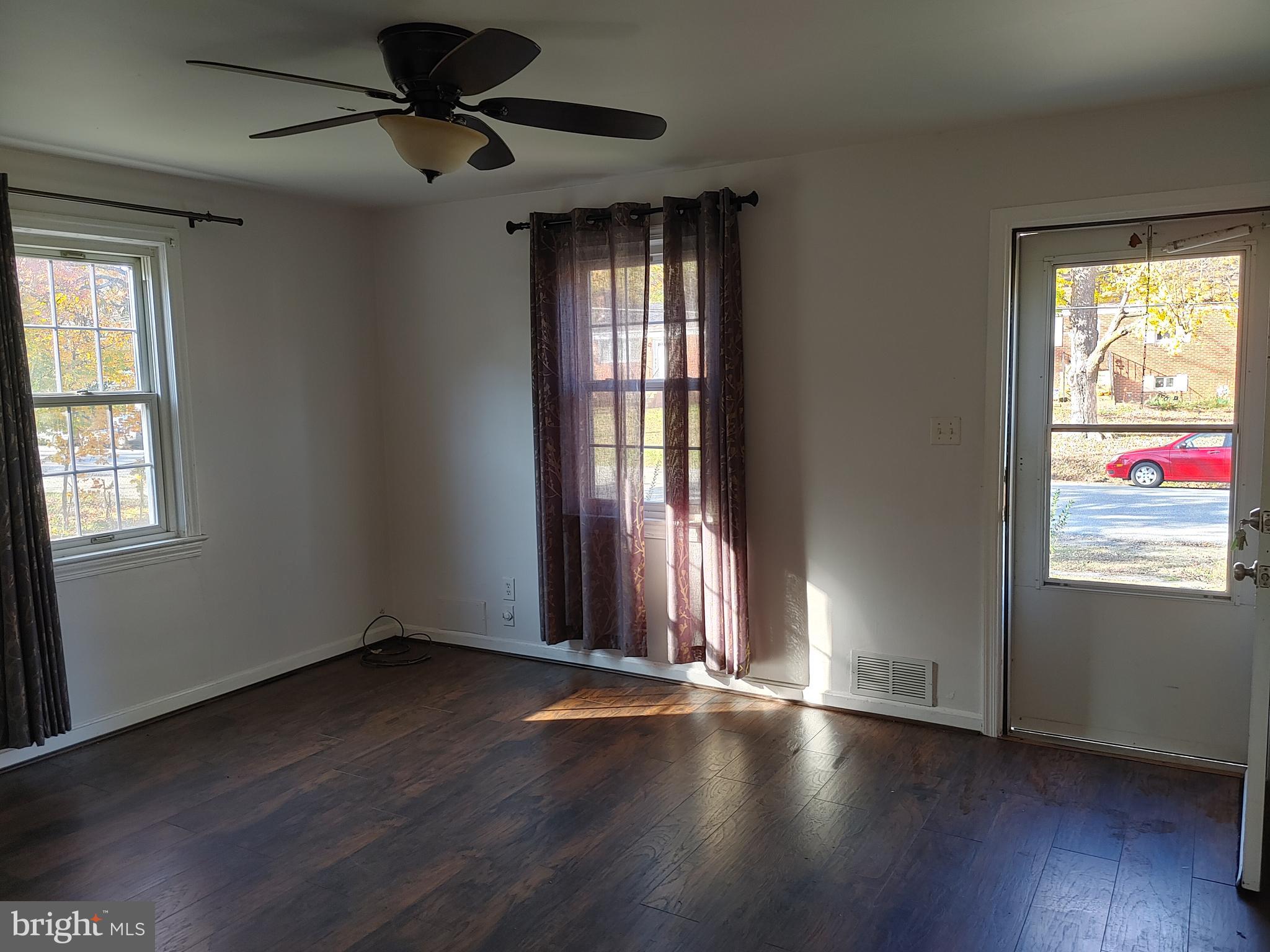 5815 Aley Road Temple Hills, MD 20748 - Photo 3 of 28 Living Room