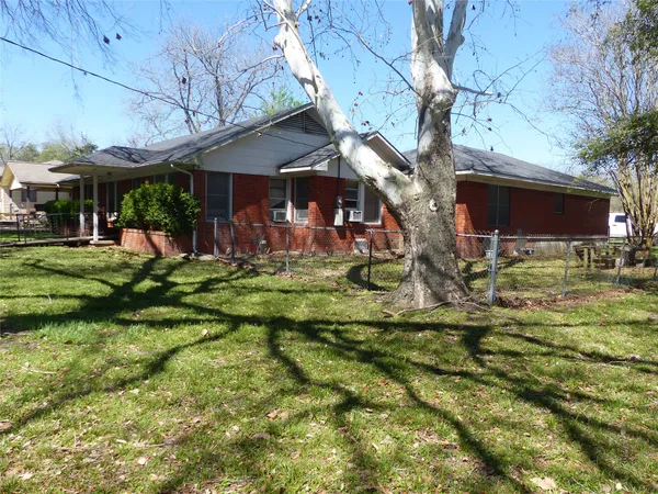 $1 | 1102 West Main Street, Brenham, TX 77833