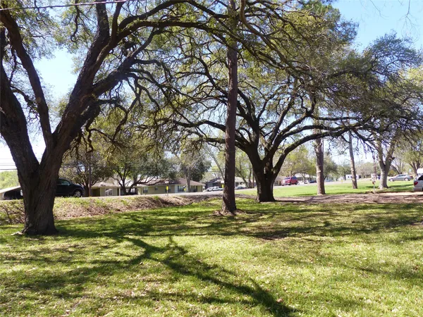 $1 | 1102 West Main Street, Brenham, TX 77833