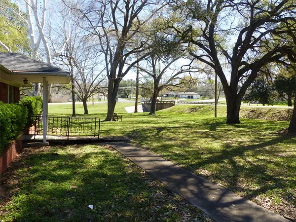 $1 | 1102 West Main Street, Brenham, TX 77833