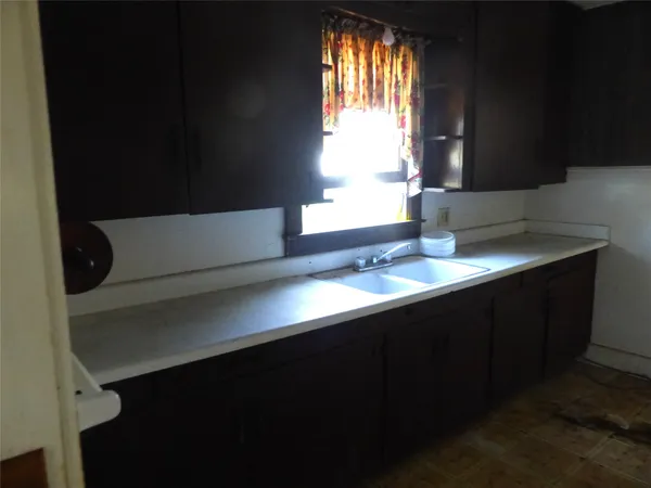 $1 | 1102 West Main Street, Brenham, TX 77833