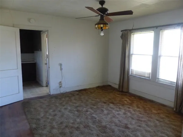 $1 | 1102 West Main Street, Brenham, TX 77833