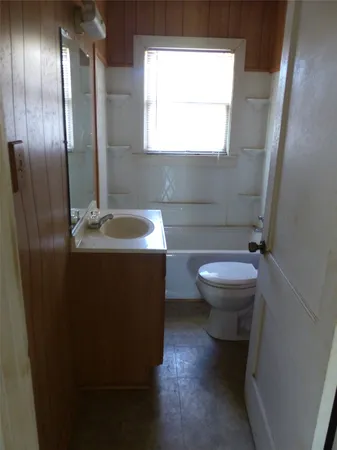 $1 | 1102 West Main Street, Brenham, TX 77833