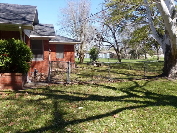 $1 | 1102 West Main Street, Brenham, TX 77833