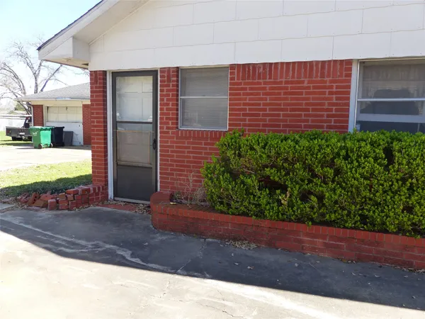 $1 | 1102 West Main Street, Brenham, TX 77833