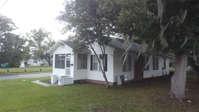 a view of a house with a yard