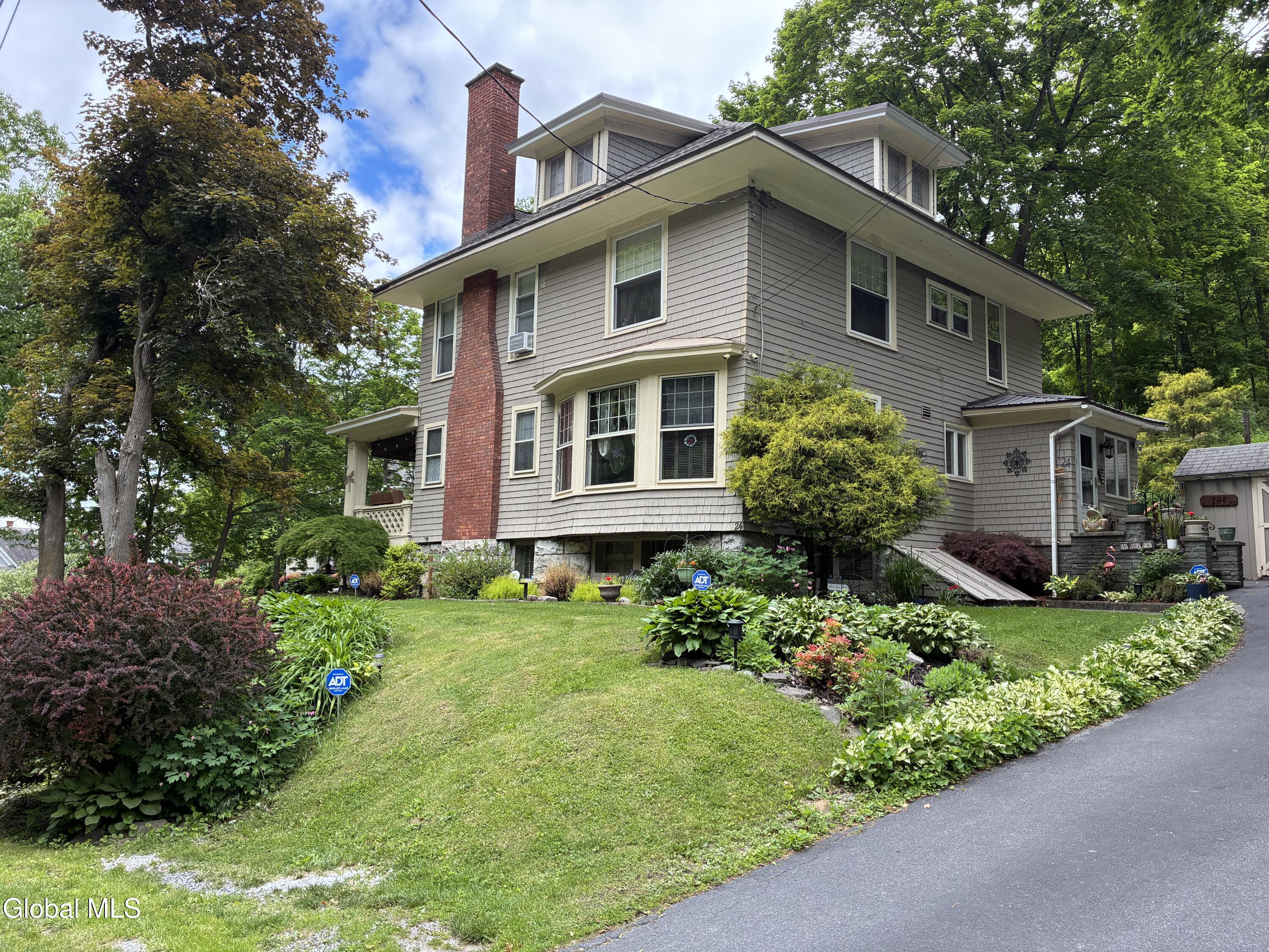 24 Northampton Road Amsterdam, NY 12010 - Photo 2 of 46 IMG_6077 (1)