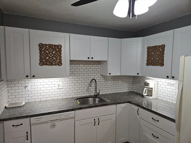 $2,800 | 2 Karena Drive, Unit 11, Taunton, MA 02780