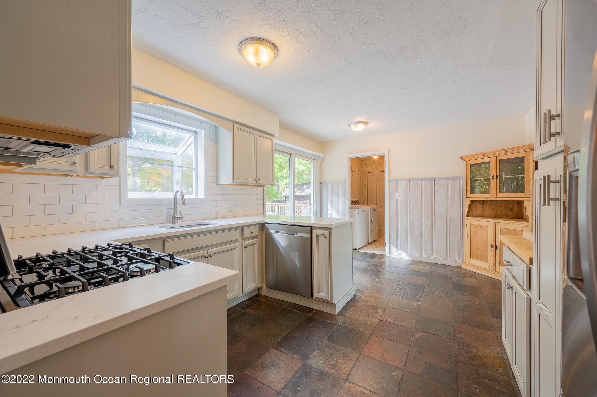 46 South Longview Road Howell, NJ 07731 - Photo 5 of 34 DEF46FC5-A142-49D5-BE00-04EC38C7E22C