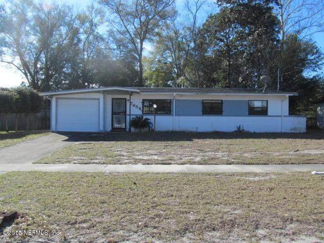 a front view of house with yard
