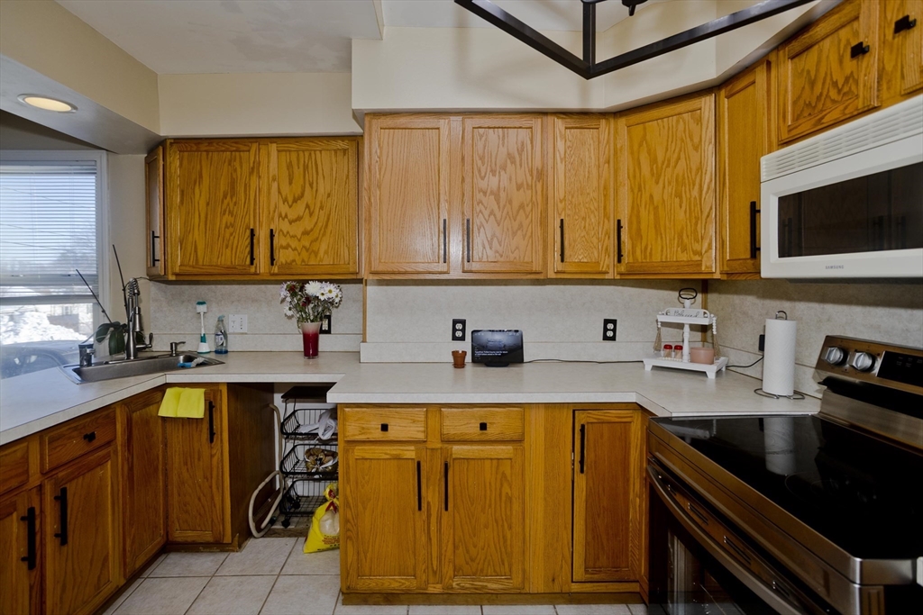 23 Jackson Street Chicopee, MA 01020 - Photo 3 of 22