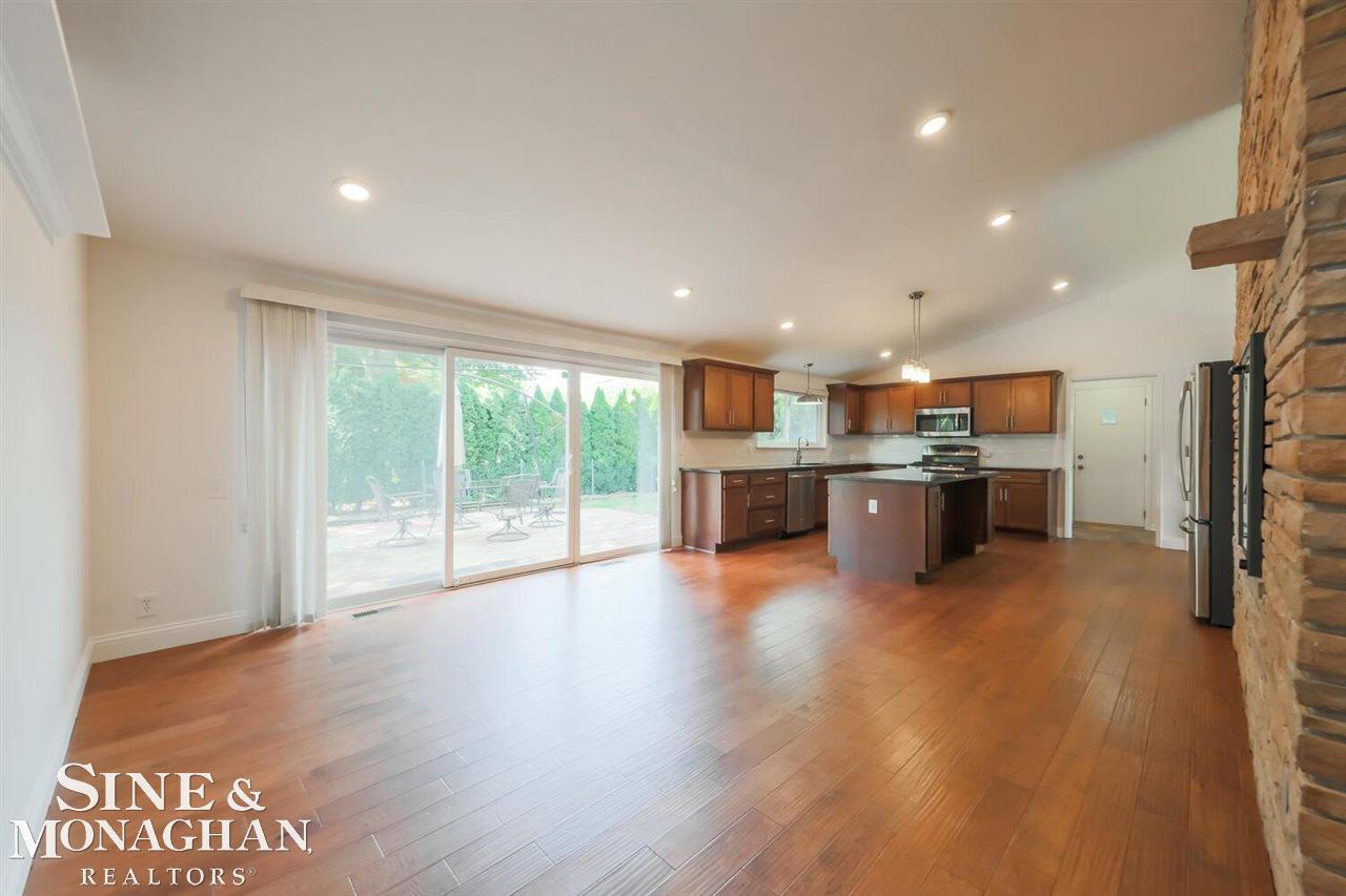 577 Cook Road Grosse Pointe Woods, MI 48236 - Photo 7 of 37