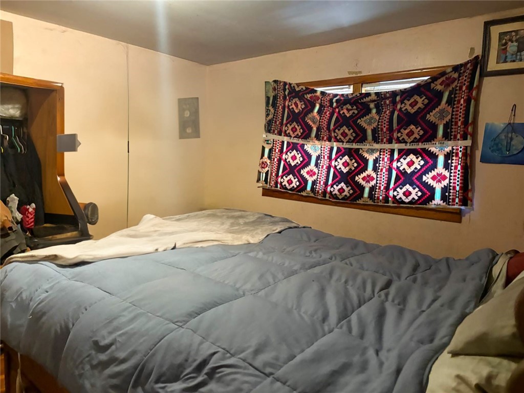 324 Henley Hornbrook Road Hornbrook, CA 96044 - Photo 5 of 9 a bedroom with a bed and a couch