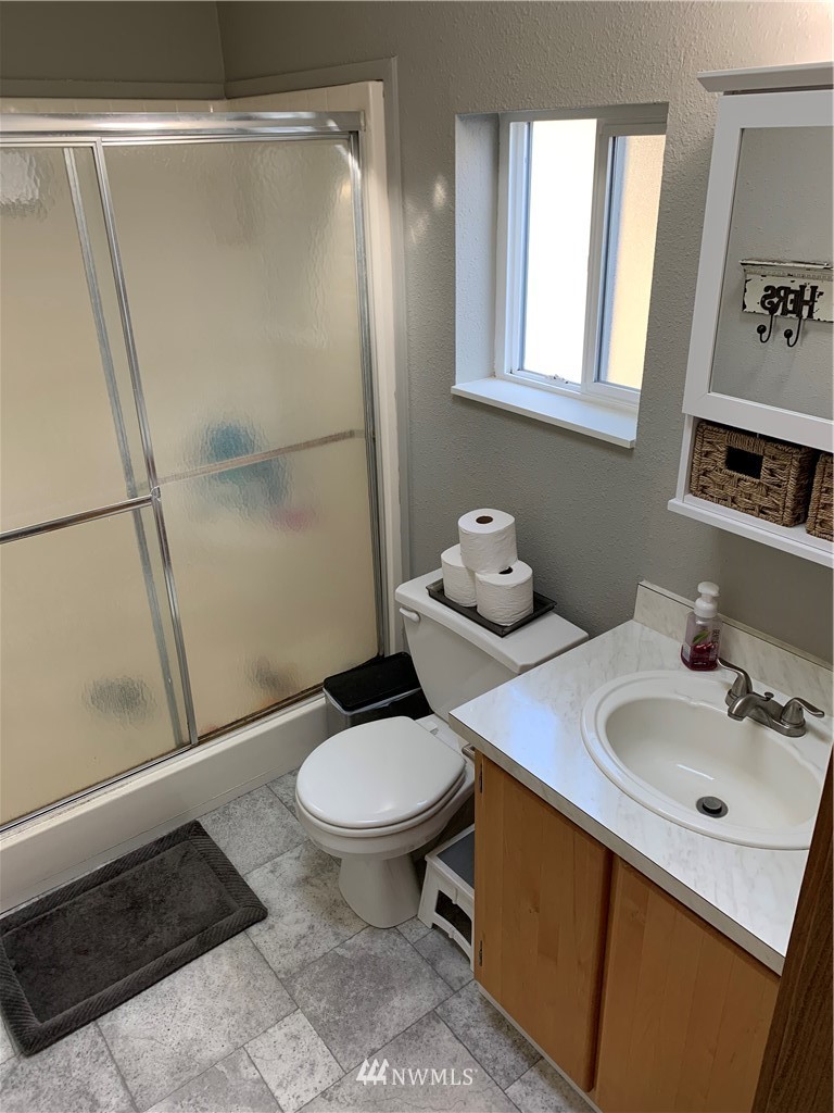 928 Logan Hill Road, Unit 32 Chehalis, WA 98532 - Photo 22 of 29 a bathroom with a sink toilet and shower