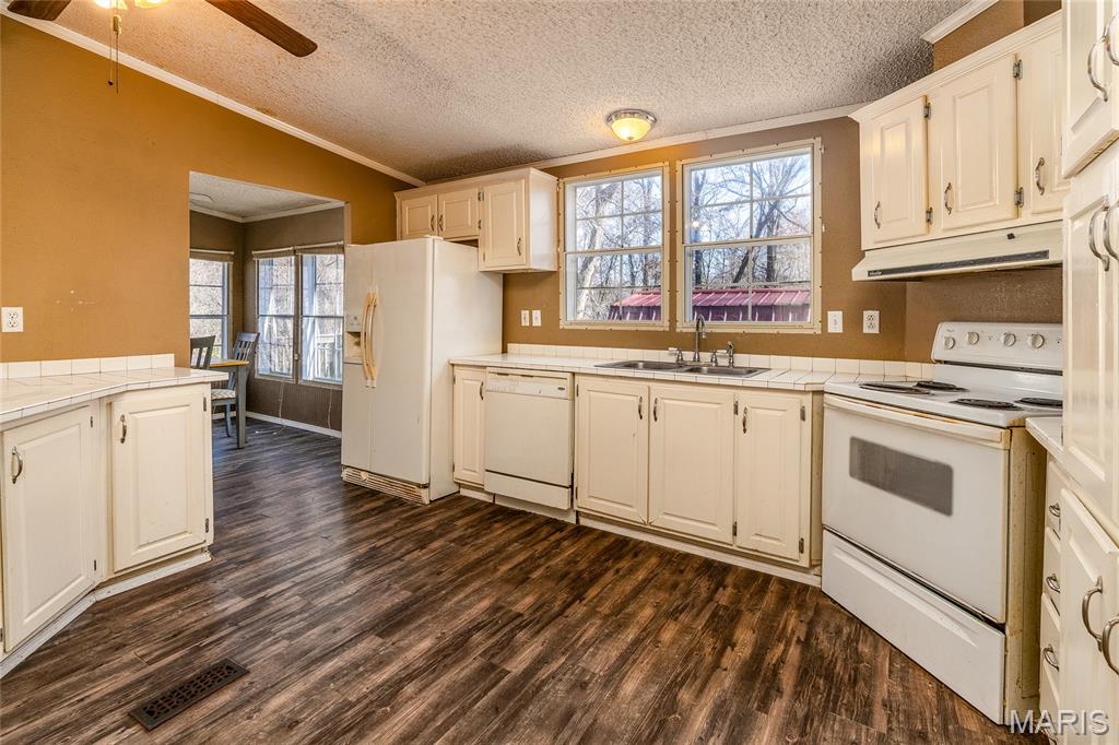 302 Russell Street Cambria, IL 62915 - Photo 15 of 40