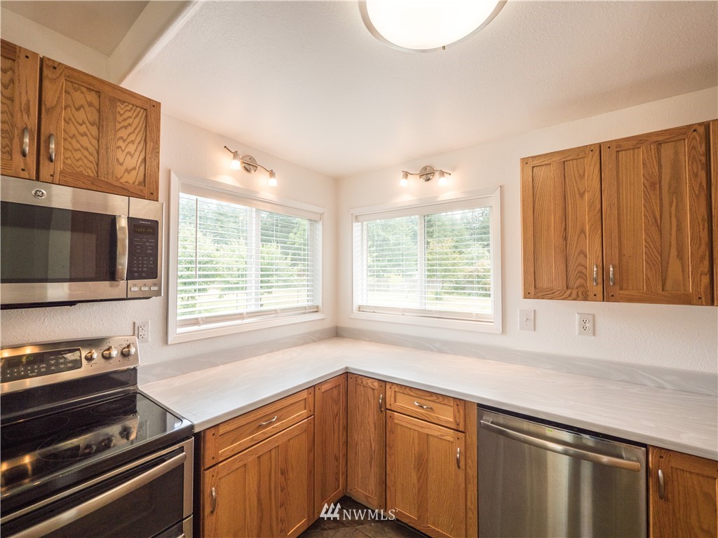 9847 Case Road Southwest Olympia, WA 98512 - Photo 6 of 40 Gallery Image 6