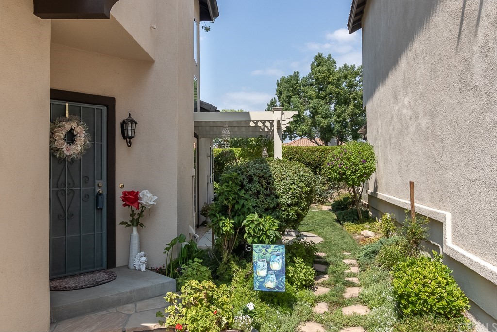 7670 Calle Talia Highland, CA 92346 - Photo 4 of 37