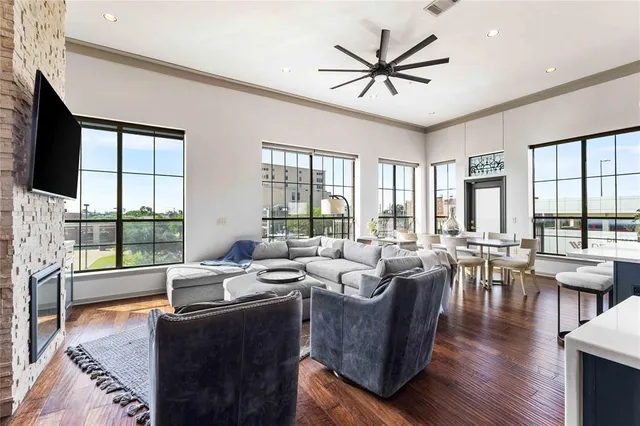 $819,900 | 330 Austin Avenue, Unit 322, Waco, TX 76701