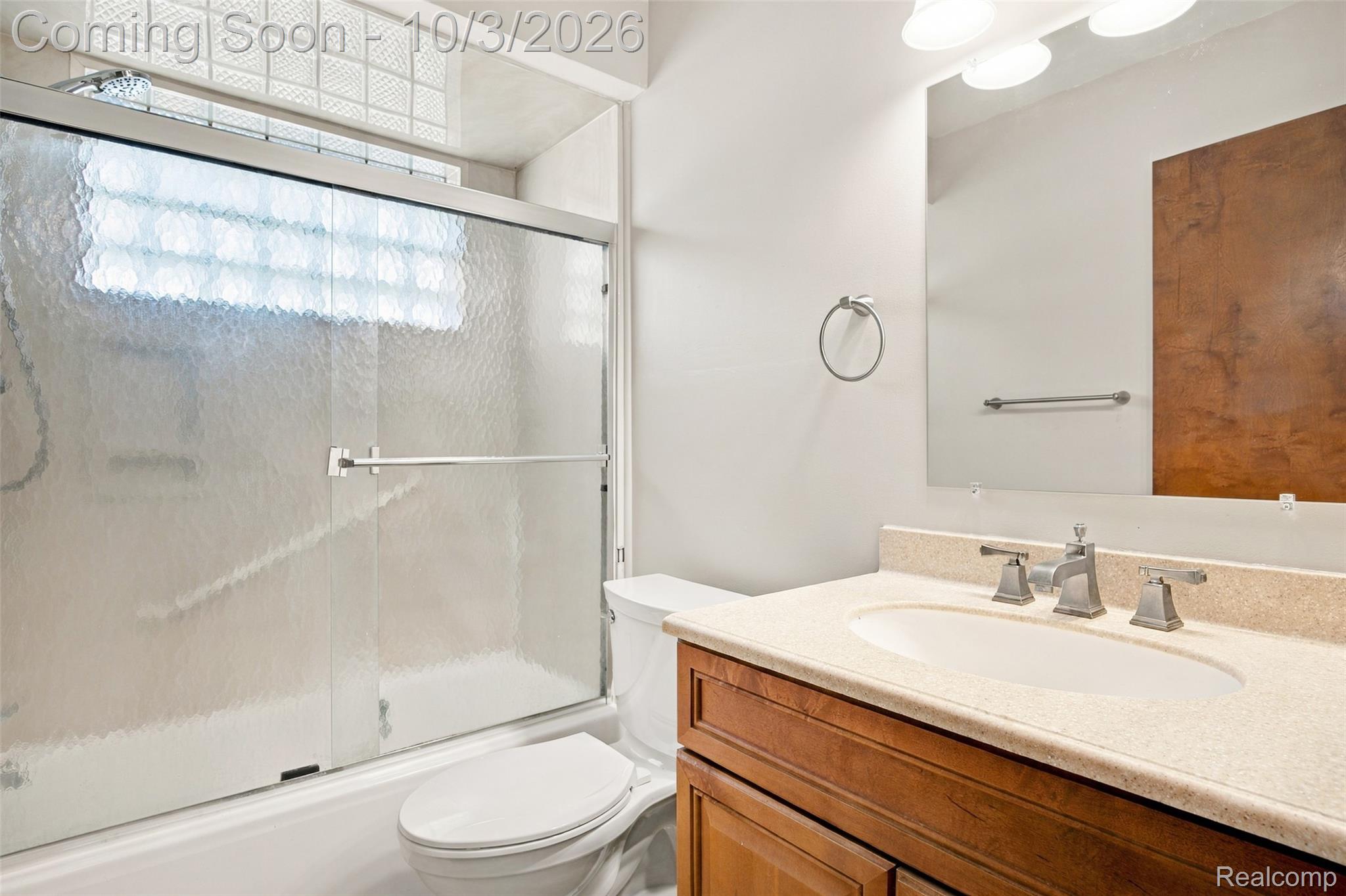 556 Henry Ruff Road Garden City, MI 48135 - Photo 19 of 49 Tub/shower combination with sliding glass doors and privacy window