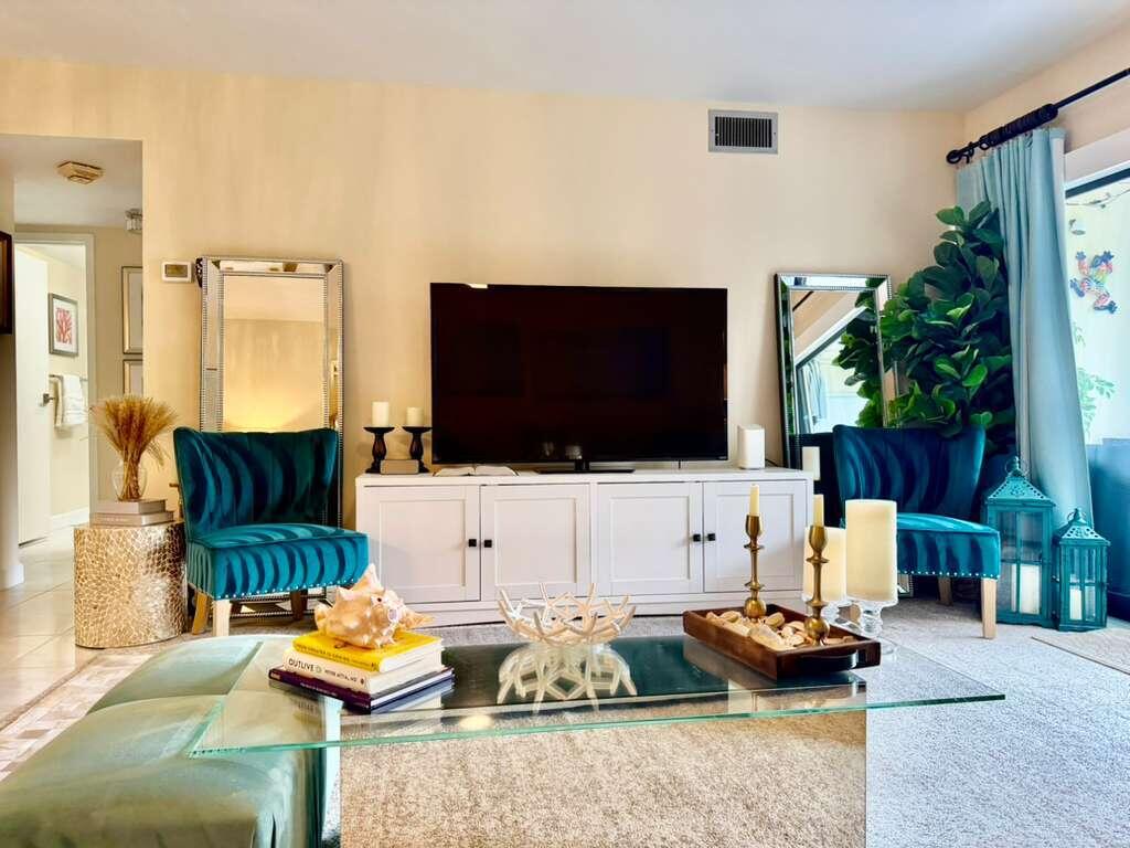 912 Southwest 9th St Circle, Unit 105 Boca Raton, FL 33486 - Photo 2 of 19 Living Room