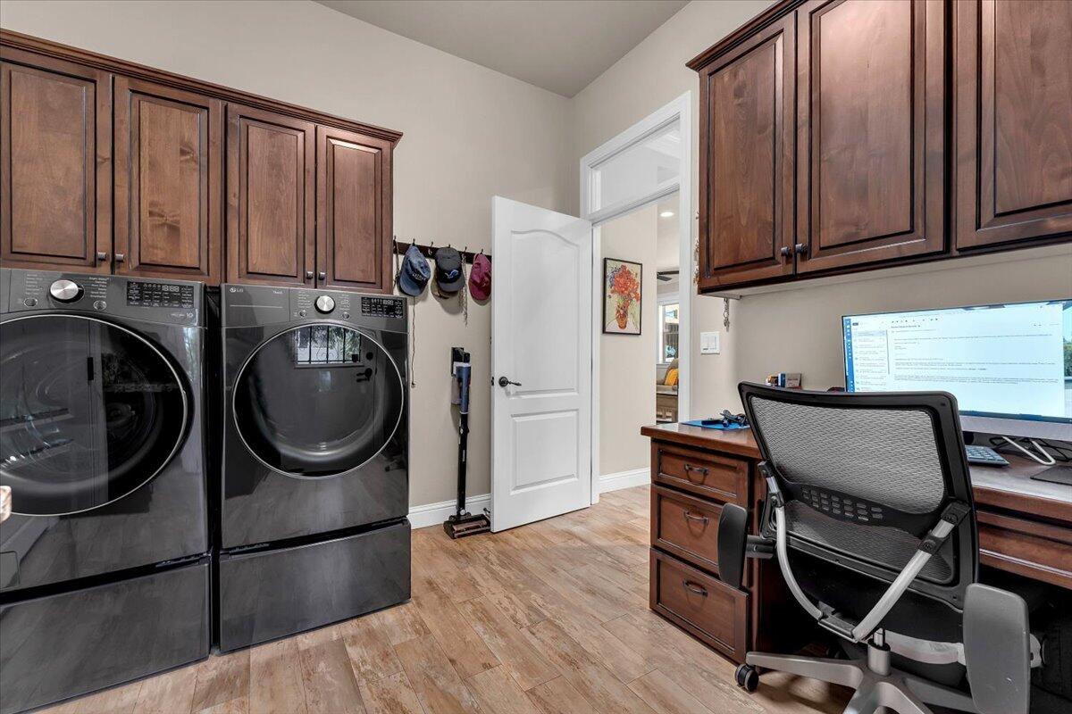 5697 Constitution Way Redding, CA 96003 - Photo 18 of 87 Laundry and desk