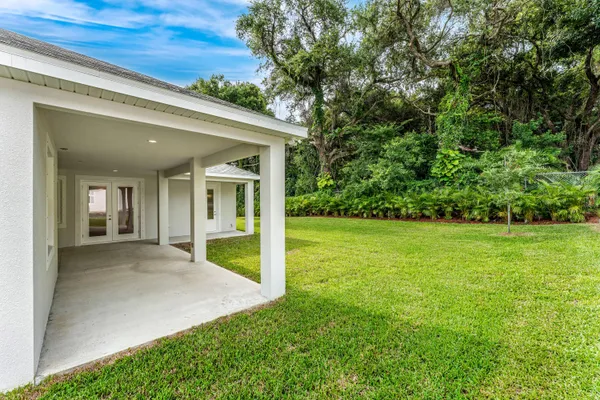 a view of an house with backyard porch and entertaining space
