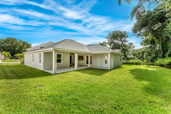 a view of a yard in front of house