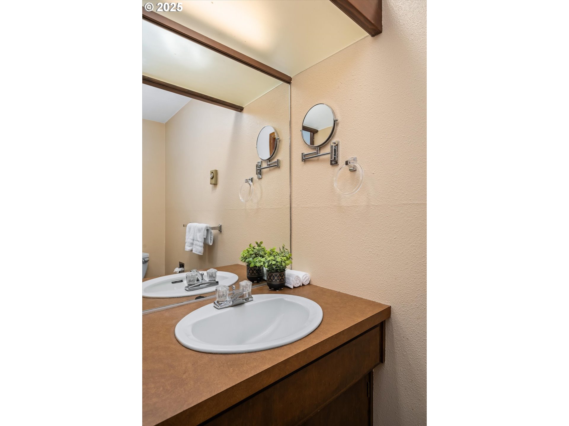 2819 Greentree Way Eugene, OR 97405 - Photo 13 of 35 Bathroom
