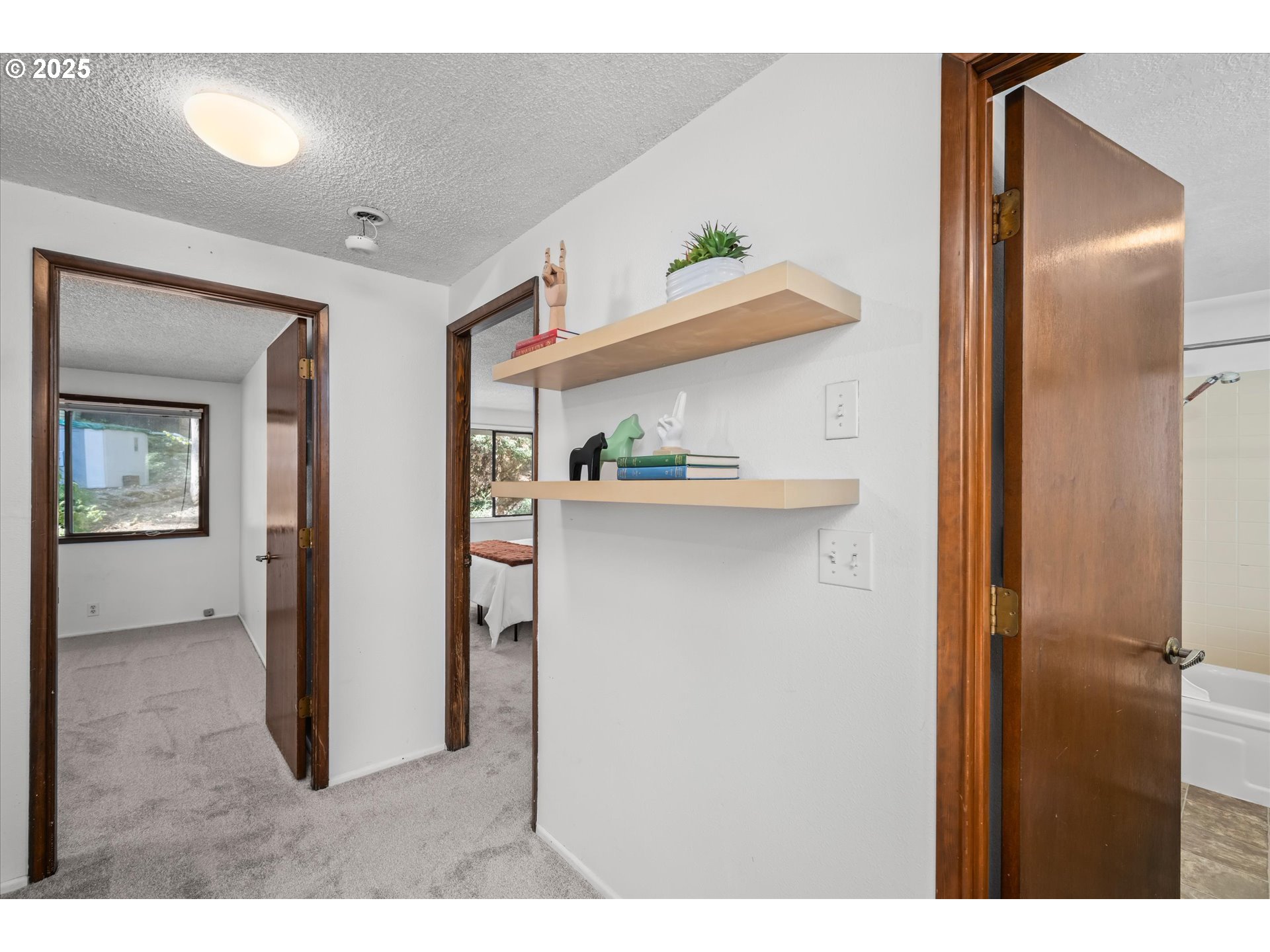 2819 Greentree Way Eugene, OR 97405 - Photo 16 of 35 Hallway