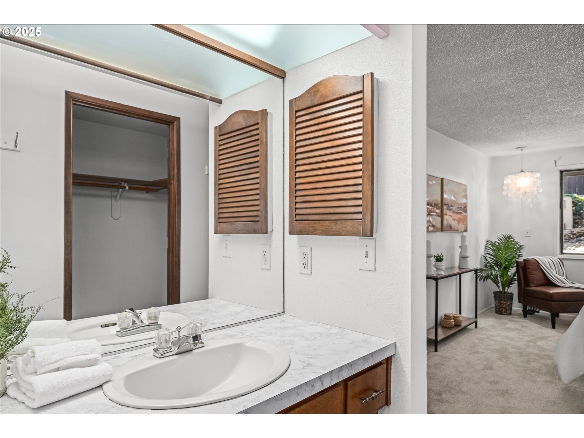 2819 Greentree Way Eugene, OR 97405 - Photo 21 of 35 Owner's Suite Bathroom