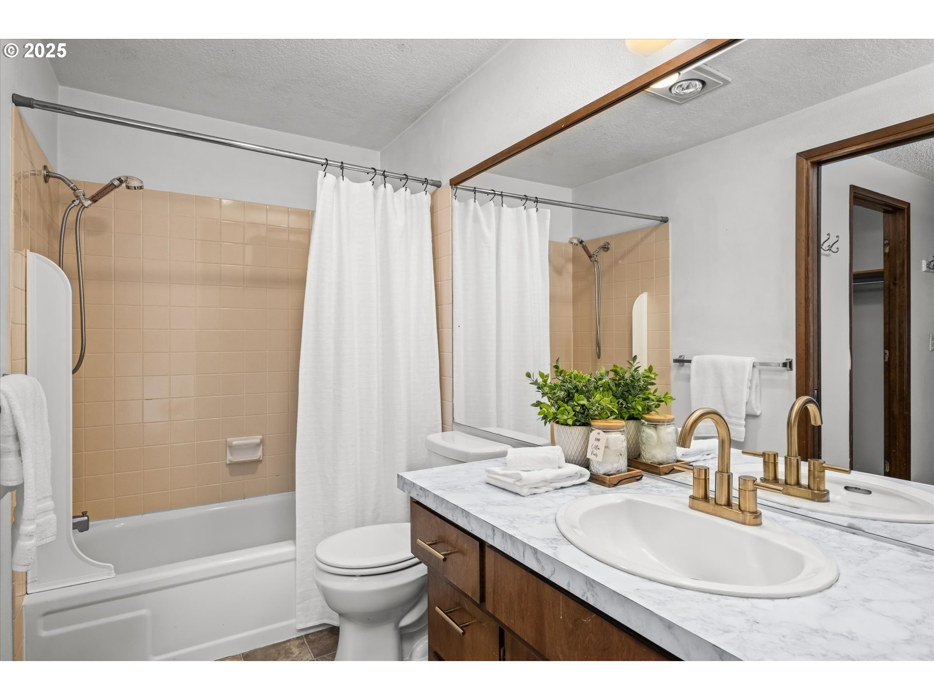 2819 Greentree Way Eugene, OR 97405 - Photo 23 of 35 Bathroom