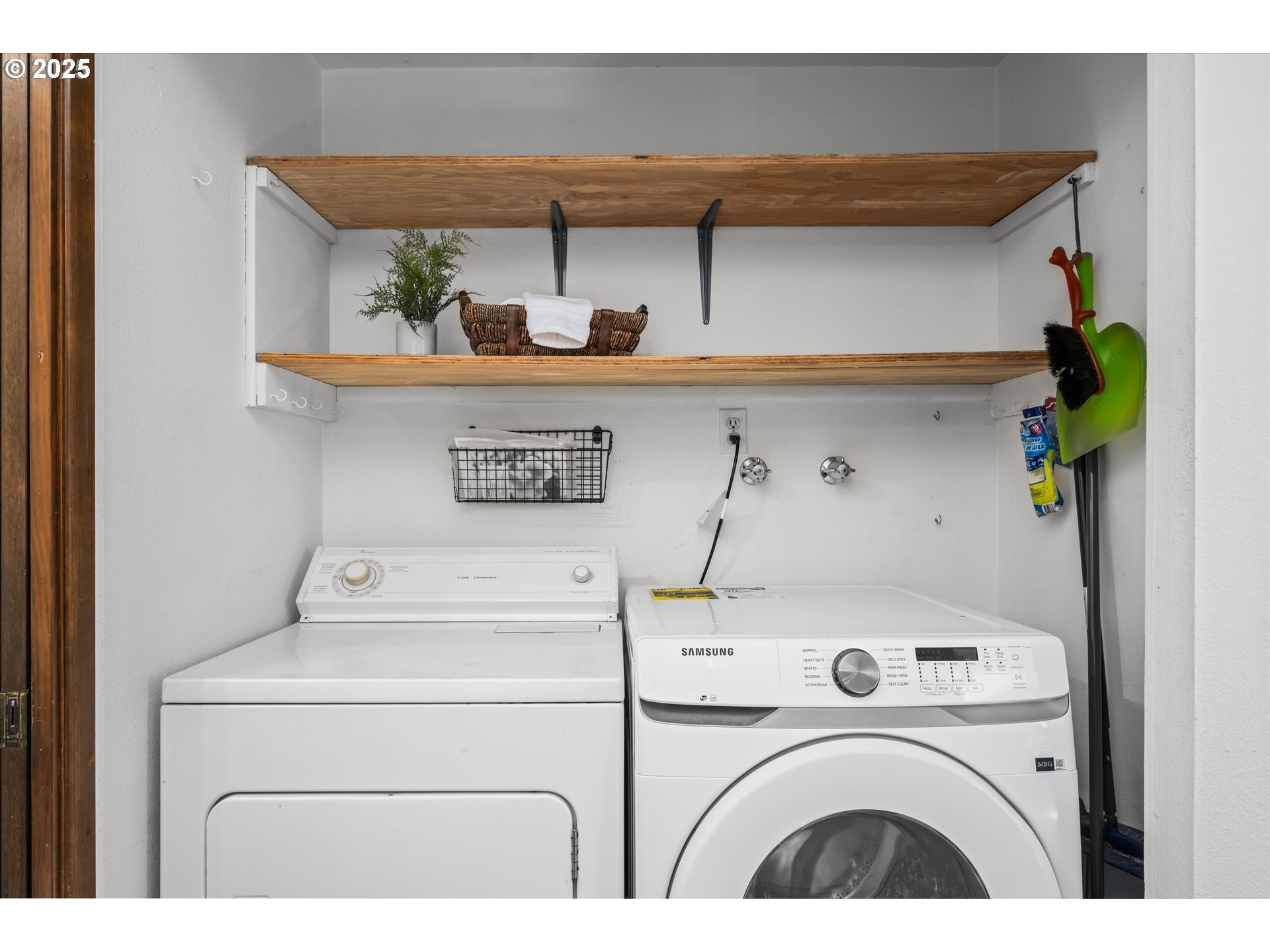 2819 Greentree Way Eugene, OR 97405 - Photo 27 of 35 Laundry