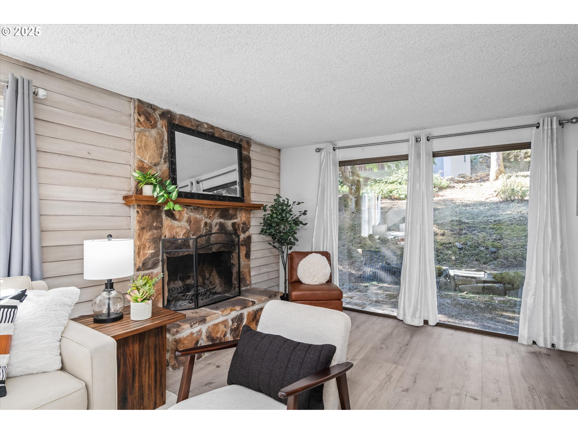 2819 Greentree Way Eugene, OR 97405 - Photo 5 of 35 Living Room