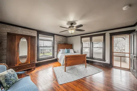a view of a livingroom with a ceiling fan window and a ceiling fan