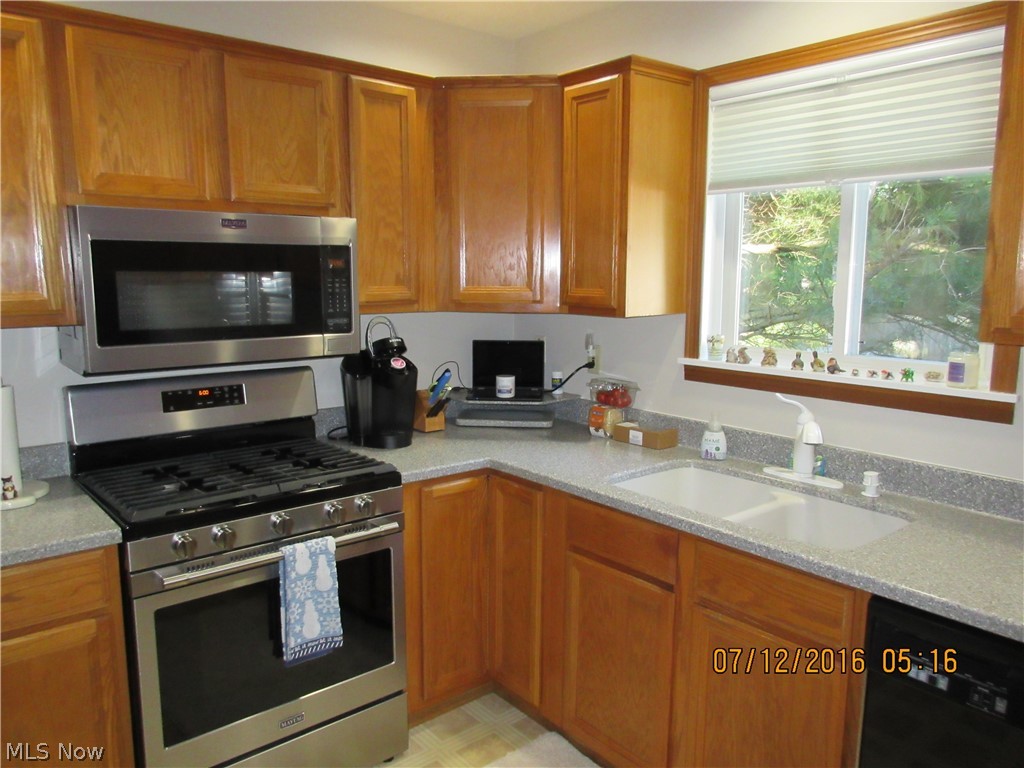 7645 Micawber Road Northeast Warren, OH 44484 - Photo 13 of 27 kitchen that includes all appliances
