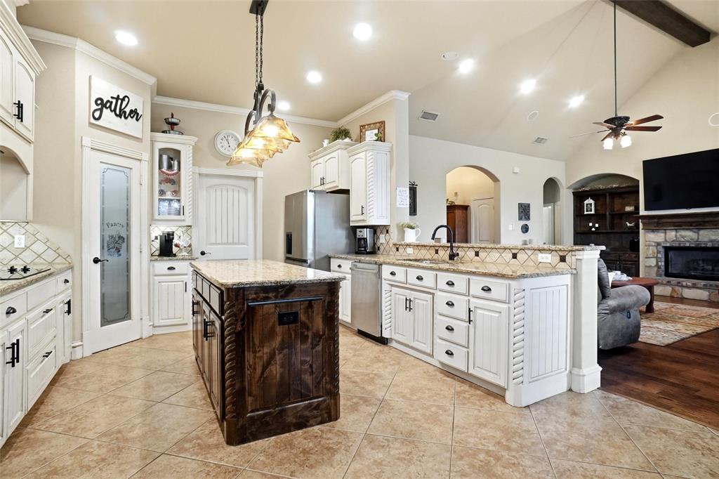 124 Carnes Court Springtown, TX 76082 - Photo 13 of 40