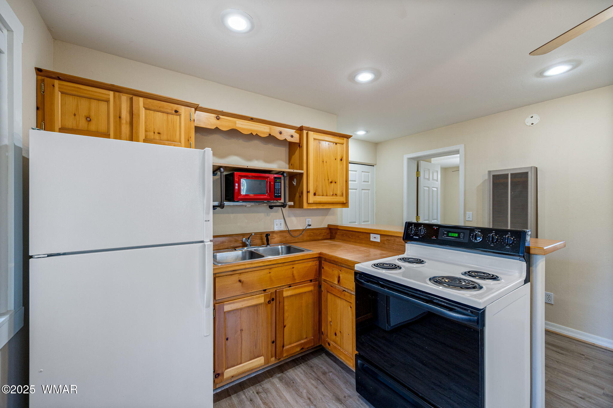 24 North Woodland Road Lakeside, AZ 85929 - Photo 22 of 37 Guest House Kitchen