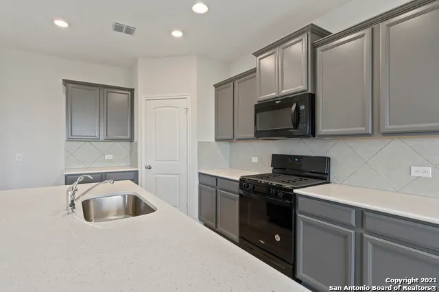 $2,000 | 12306 Vista Rim, Live Oak, TX 78233