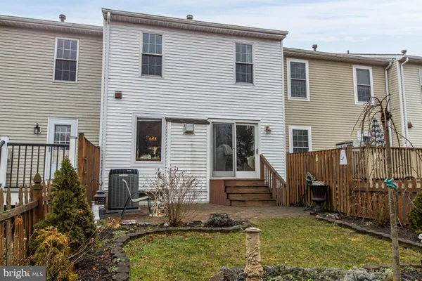 a view of backyard of the house