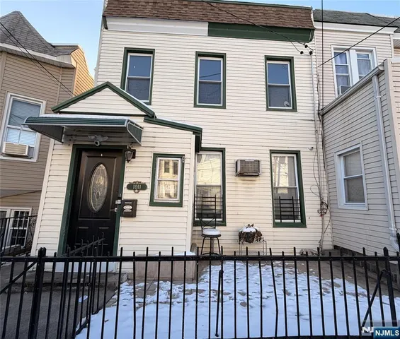 $1,900 | 1011 Paterson Plank Road, North Bergen, NJ 07047