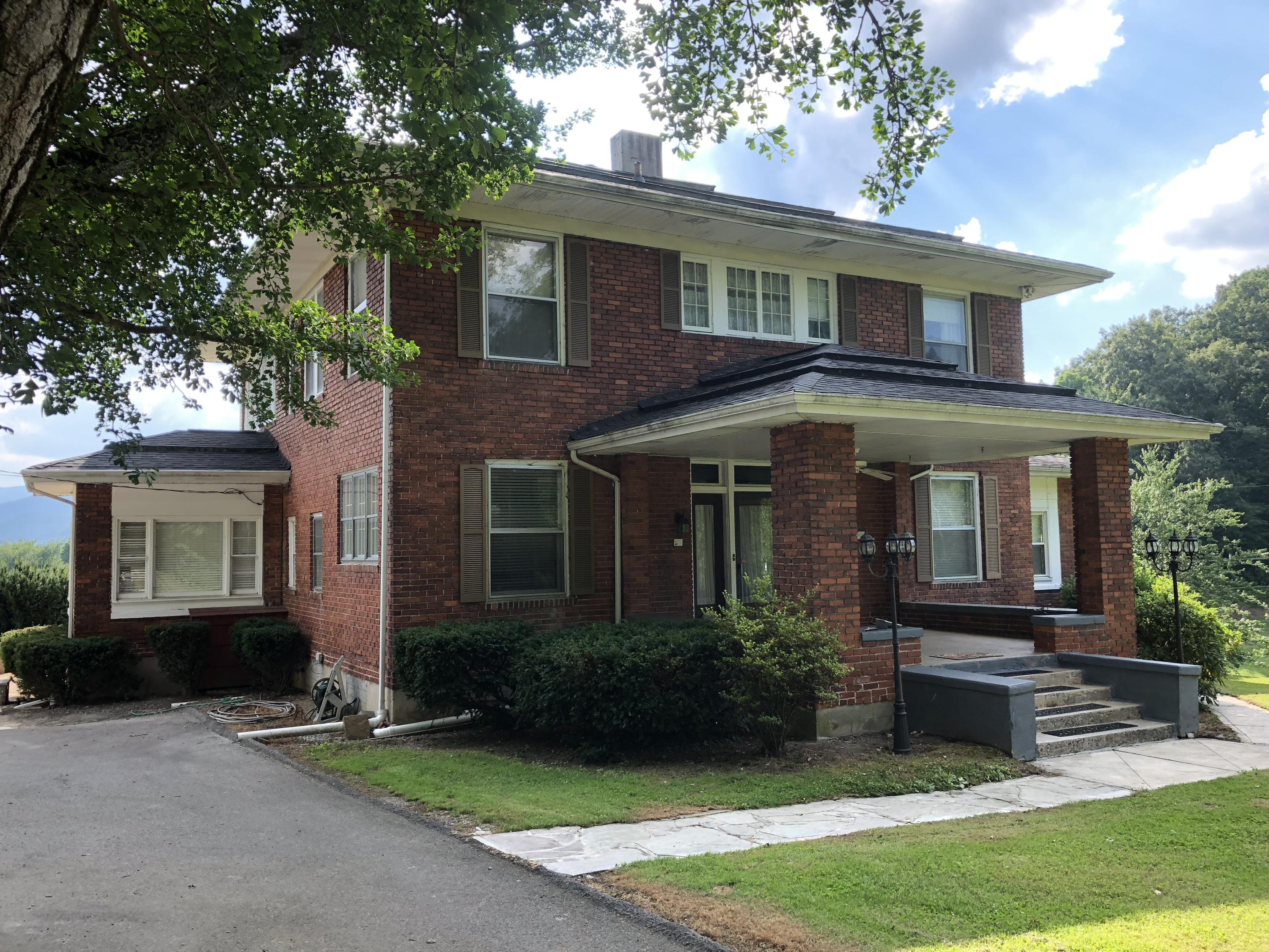 415 Englewood Road Middlesboro, KY 40965 - Photo 2 of 40 70A4F1F4-6ADA-4771-ADFE-510381BC8BF2