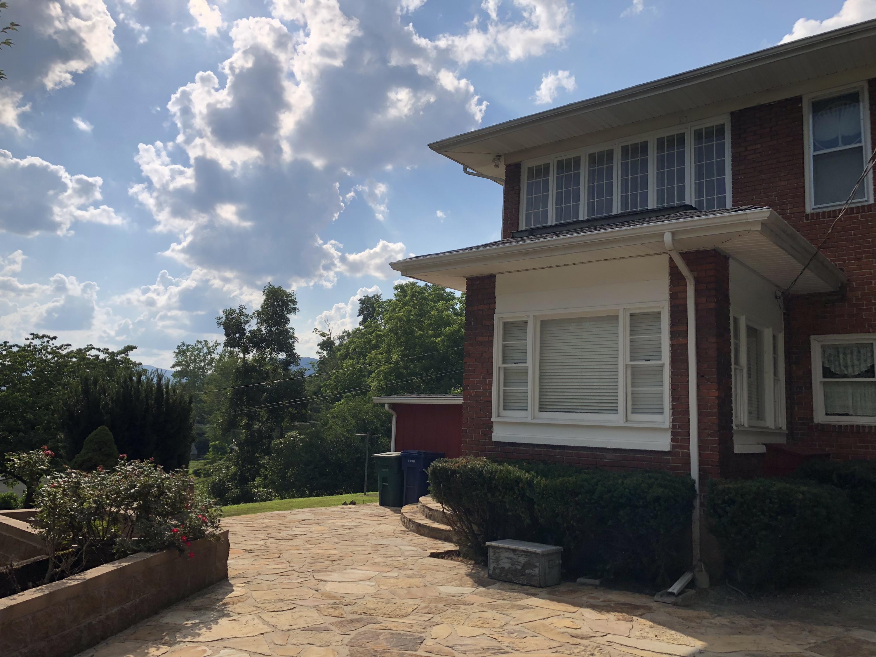 415 Englewood Road Middlesboro, KY 40965 - Photo 4 of 40 8C37E23C-303E-46E1-95DC-04A1D07351F8