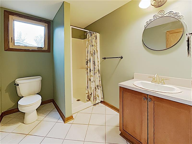 10 Penhurst Road Pittsburgh, PA 15202 - Photo 14 of 25 Main level full bath