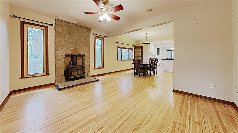 10 Penhurst Road Pittsburgh, PA 15202 - Photo 4 of 25 Living Room