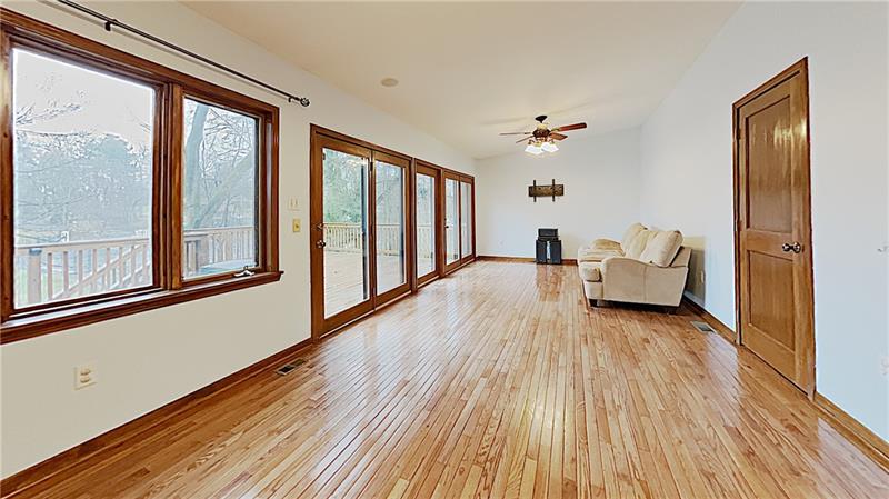 10 Penhurst Road Pittsburgh, PA 15202 - Photo 10 of 25 Vaulted family room opens to the deck