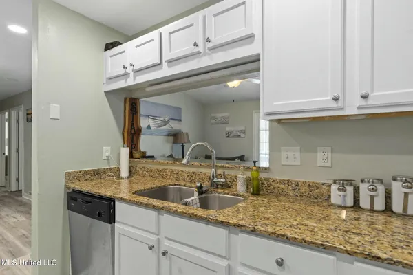 $2,000 | 2421 Beachview Drive, Unit H15, Ocean Springs, MS 39564